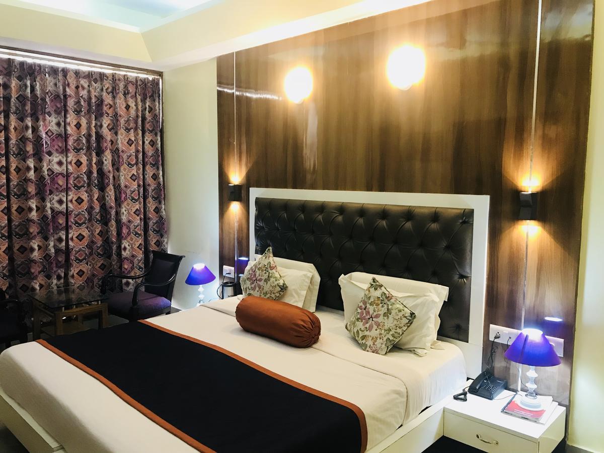 Moti Mahal Hotel And Restaurant Dehradun Ngoại thất bức ảnh