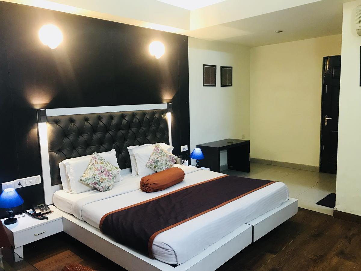Moti Mahal Hotel And Restaurant Dehradun Ngoại thất bức ảnh